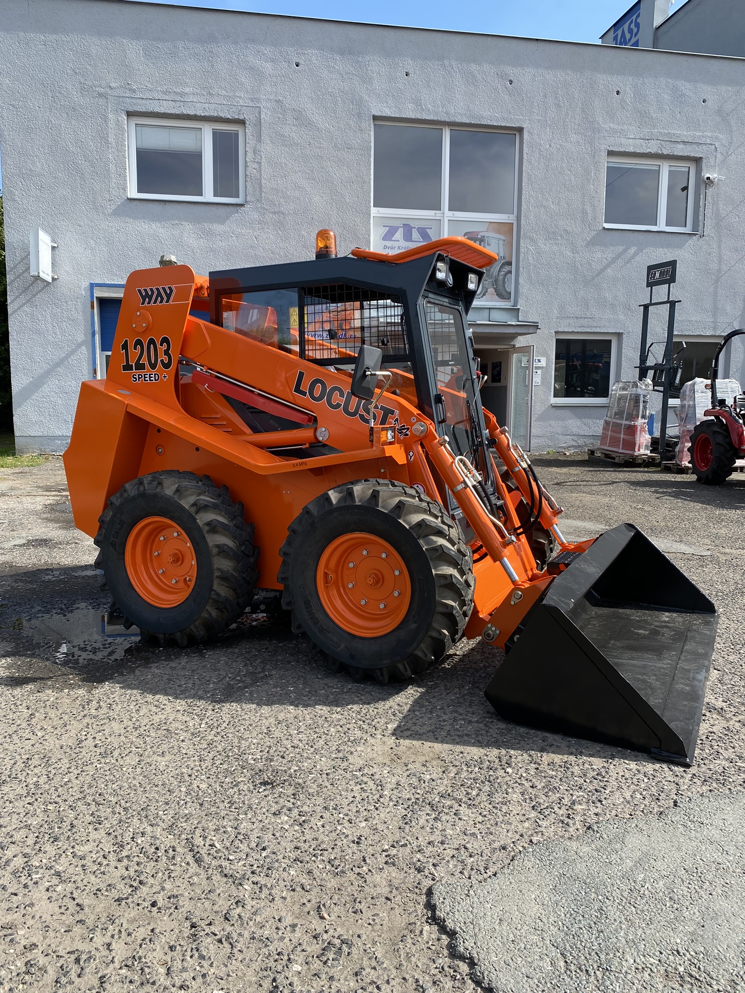 Smykový nakladač Locust L-1203 - Obrázek 2