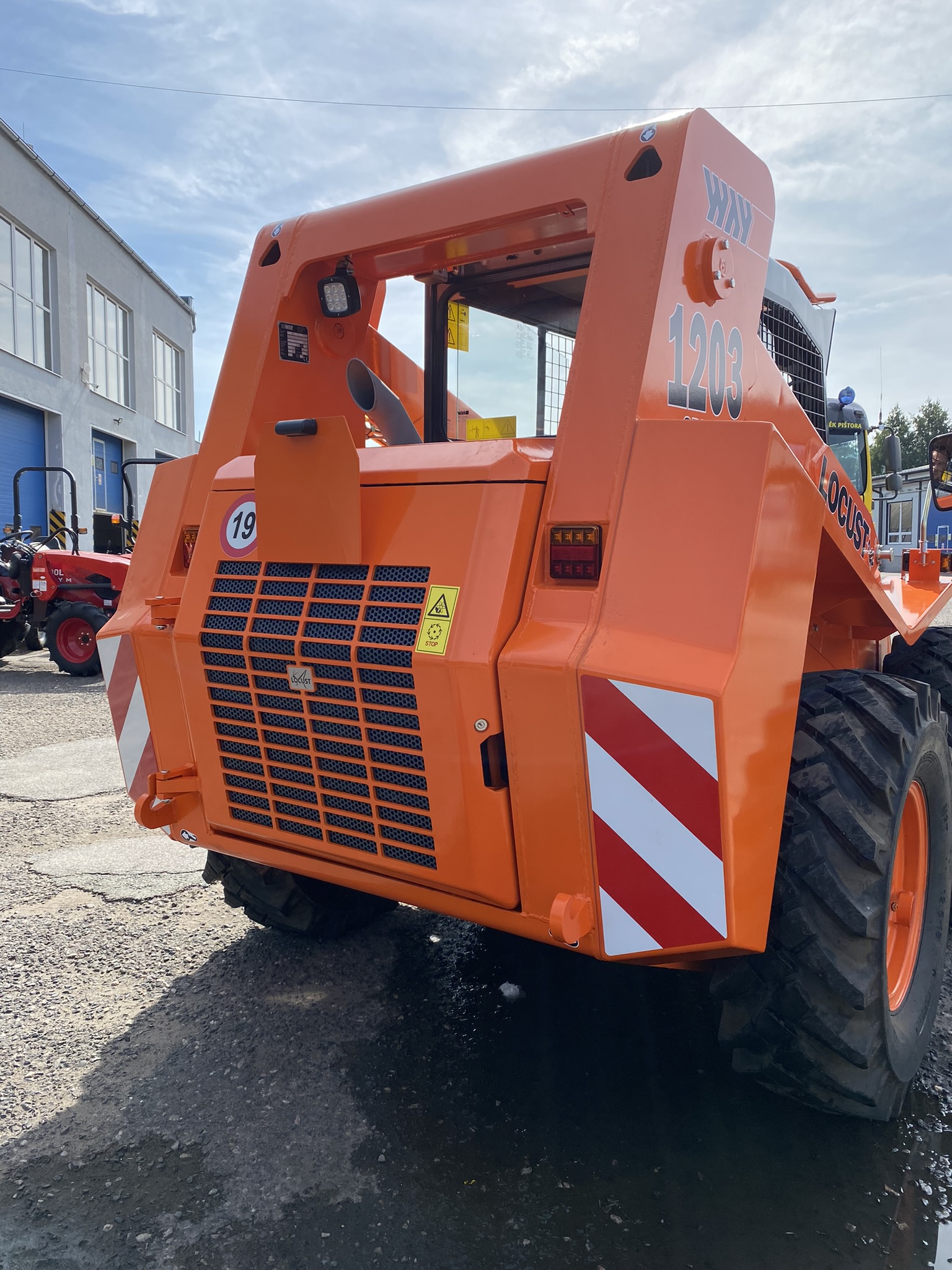 Smykový nakladač Locust L-1203 - Obrázek 5