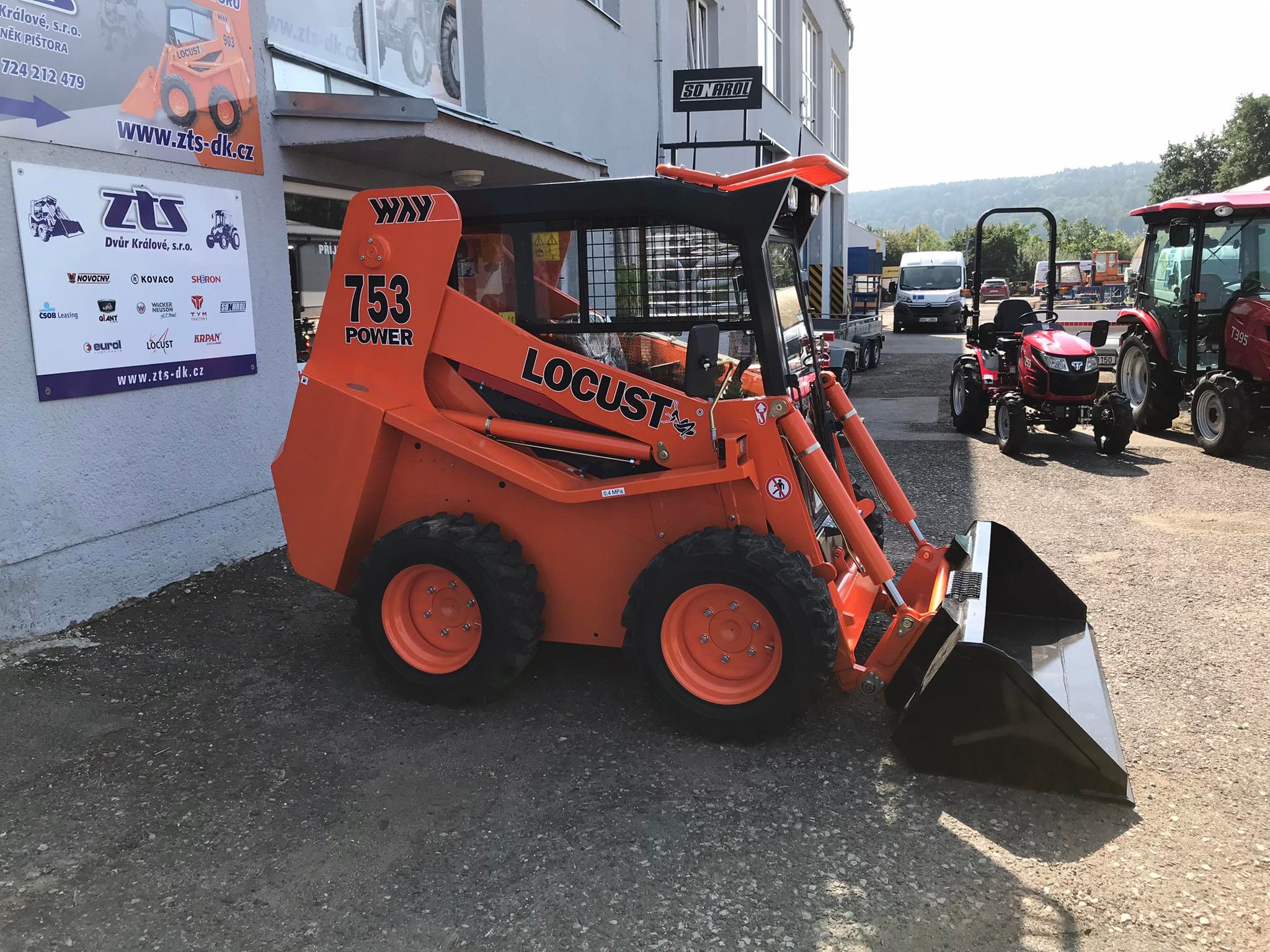 Smykový nakladač Locust L-753 POWER (45kW) - Obrázek 3