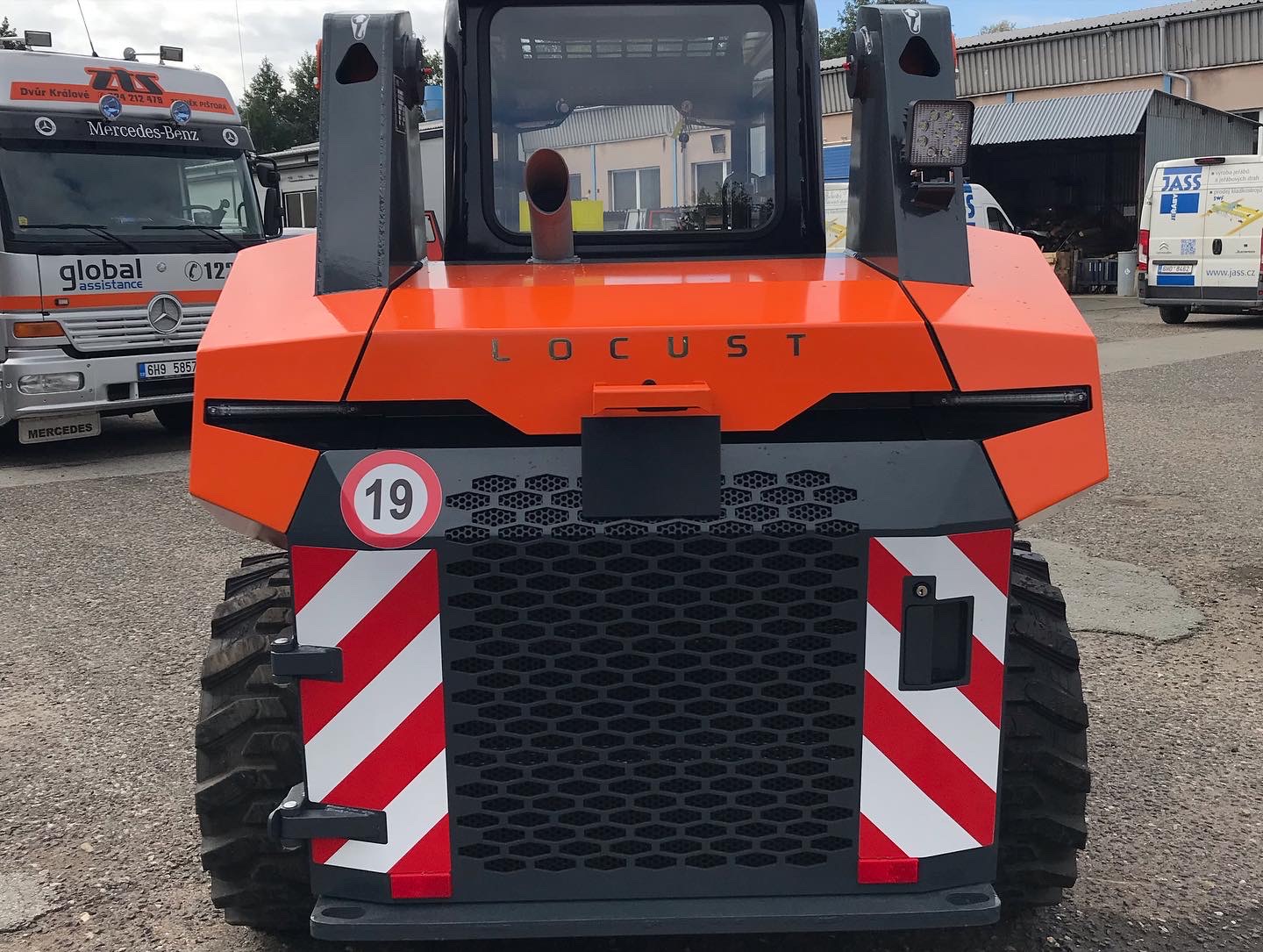Smykový nakladač Locust L‑1004 (55kW) - Obrázek 3