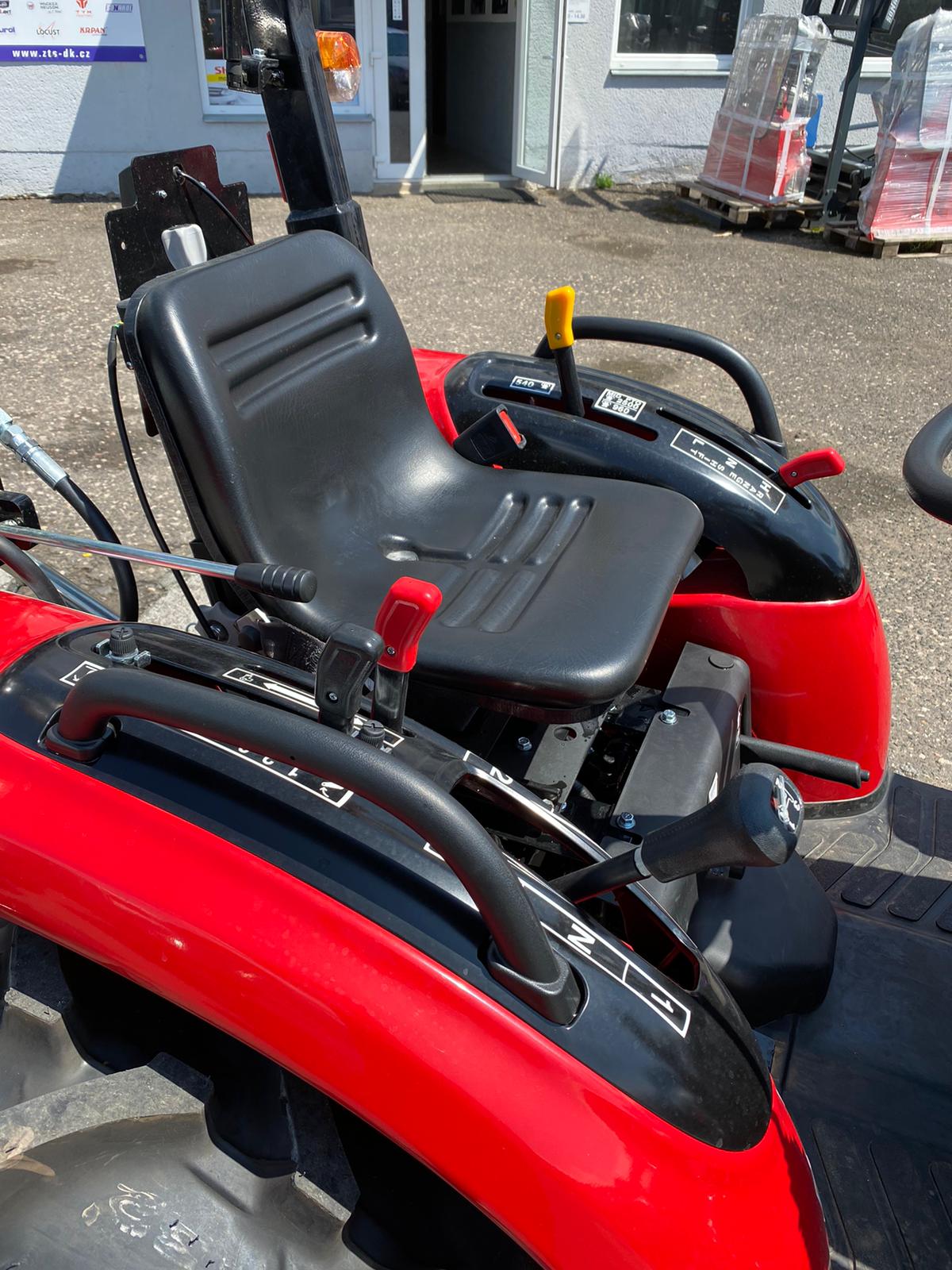 TRAKTOR TYM 2500L - Obrázek 8